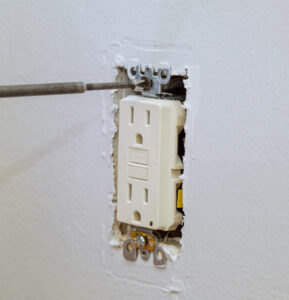 Preparing screws for electrical to install outlet, checking the fastening